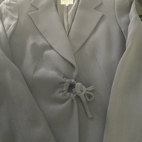 GORGEOUS GENTLY WORN GRAY ARMANI BLAZER - SIZE 6 - Picture 2 of 3